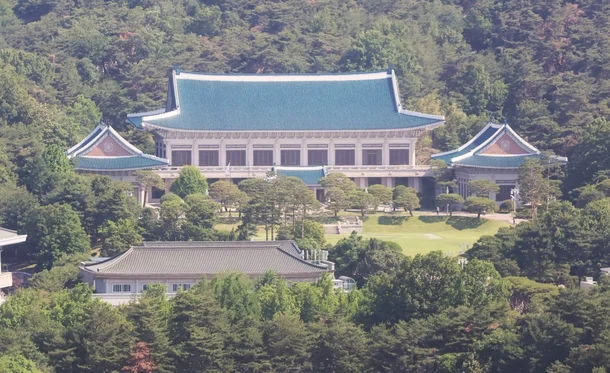 이재명 대통령이 청와대 복귀 의사를 밝히면서 대통령 집무실의 세종 이전 기대감으로 상승했던 세종 부동산 시장이 흔들리고 있다. 최근 발표된 한국부동산원 자료에 따르면, 세종시의 아파트 매매가격 상승률은 둔화되었고, 거래량도 급감하며 상승세에 제동이 걸린 모양새다. 이는 대통령 집무실 이전이 사실상 미뤄지거나 무산될 수 있다는 전망이 영향을 미친 것으로 해석된다.