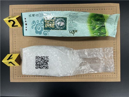 # **제주 해안가에漂着한 ‘중국산 차 봉지’의 진실… 한국을 노린 새로운 마약 침투 루트**  최근 제주도 해안에서 중국 차(茶) 봉지로 위장된 마약이 잇따라 발견되고 있다. 불과 한 달여 사이 다섯 차례, 그 총량은 무려 케타민 24kg. 통상 투여량 기준으로 80만 명이 동시에 투약할 수 있는 규모다. 겉보기엔 평범한 중국산 우롱차 포장이지만, 그 안에는 한국 사회를 향한 새로운 형태의 범죄가 숨어 있었다. 이번 사건은 단순한 밀수 사건이 아니라,