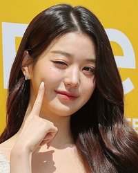 "홍콩이 나라?"…장원영, 중국에 또 트집 잡혔다