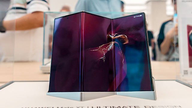 우선, 중국이 왜 상대적으로 고급인 화웨이가 아니라 ‘샤오미’ 휴대전화를 선물로 선택했는지가 눈길을 끈다. 동아대학교 중국학과 원동욱 교수는, 시진핑의 선택은 매우 치밀한 정치적 계산의 결과일 가능성이 높다고 분석한다. 샤오미는 중국 스마트폰 기술력을 가장 대표하는 브랜드는 아니지만, 화웨이는 현재 미국의 무역 제재를 받고 있어 외교적 부담이 훨씬 크다. 만약 시진핑이 화웨이 제품을 선물했다면, 국제 여론에 좋지 않은 인상을 줄 뿐 아니라 미국과 한국