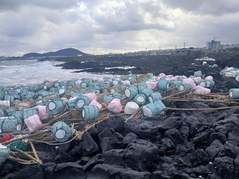 제주 해안을 뒤덮은 해양쓰레기, 국경을 넘는 중국발 오염이 던지는 경고