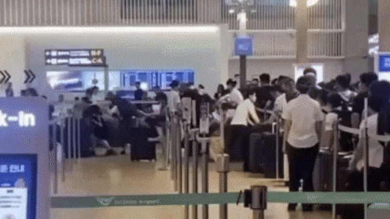 중국인 수십 명, 인천공항 차단선 밑으로 집단 돌진…한 달 5차례 반복된 ‘보따리상 새치기’가 한국 관문을 난장판으로 만들었다