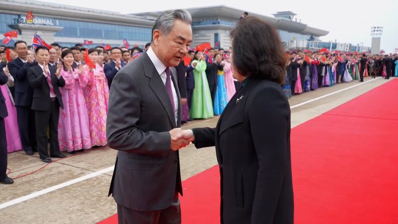 왕이 방북 계기로 북중 ‘사회주의 연대’ 재확인…한반도 안보 지형 흔드는 전략 공조 신호