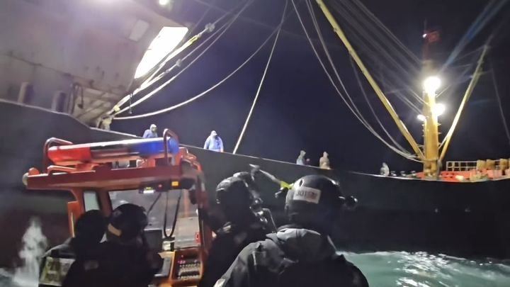 흉기까지 들이댄 중국 불법어선 나포 사건이 보여준 현실…한국 해양주권은 여전히 시험대에 있다