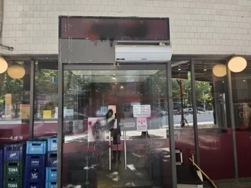 ‘시진핑’에 페인트 뿌리고 달아난 중국인들…식당 이름에 불만?